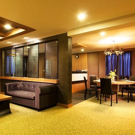 Q Hotel กรุงเทพมหานคร ภายนอก รูปภาพ