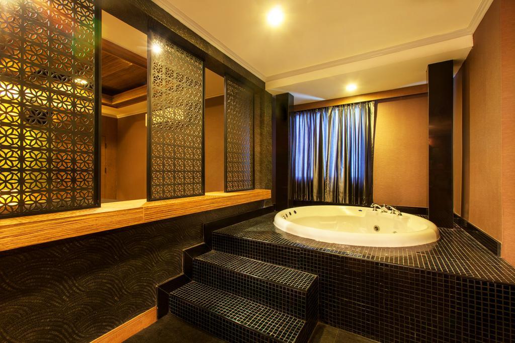 Q Hotel กรุงเทพมหานคร ภายนอก รูปภาพ