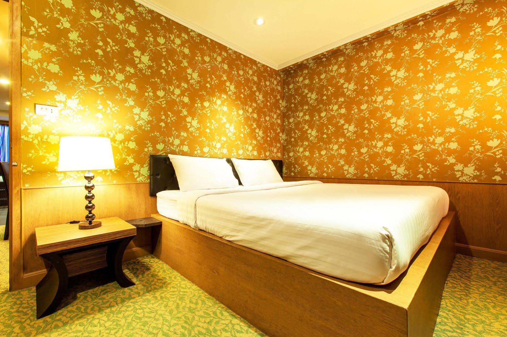Q Hotel กรุงเทพมหานคร ภายนอก รูปภาพ