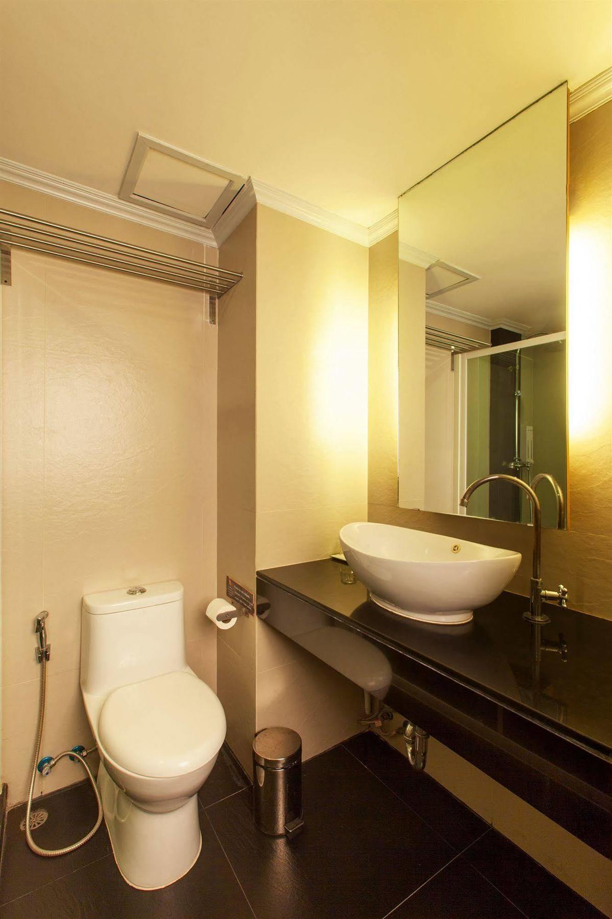 Q Hotel กรุงเทพมหานคร ภายนอก รูปภาพ